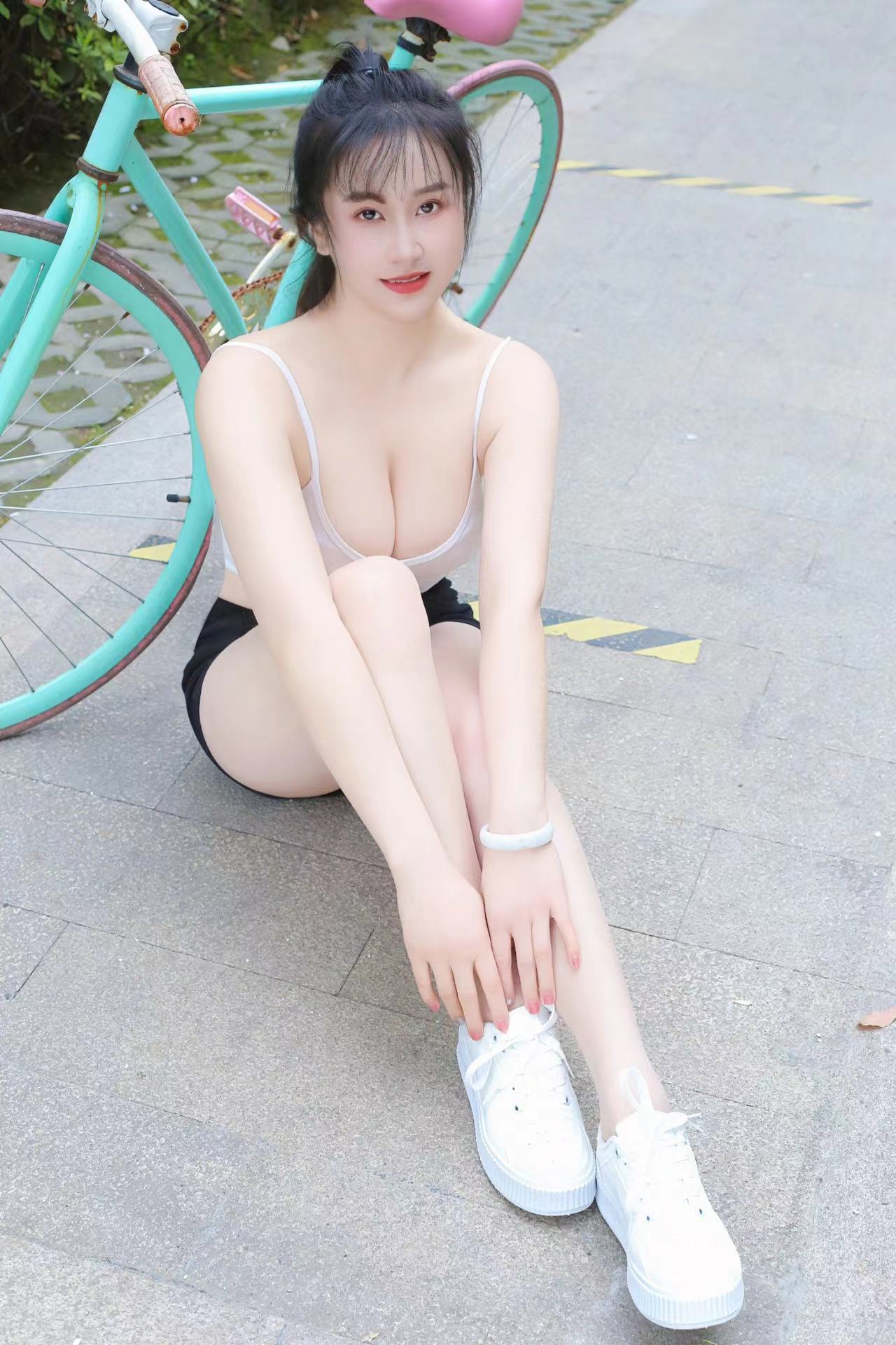 美术老师莱莱